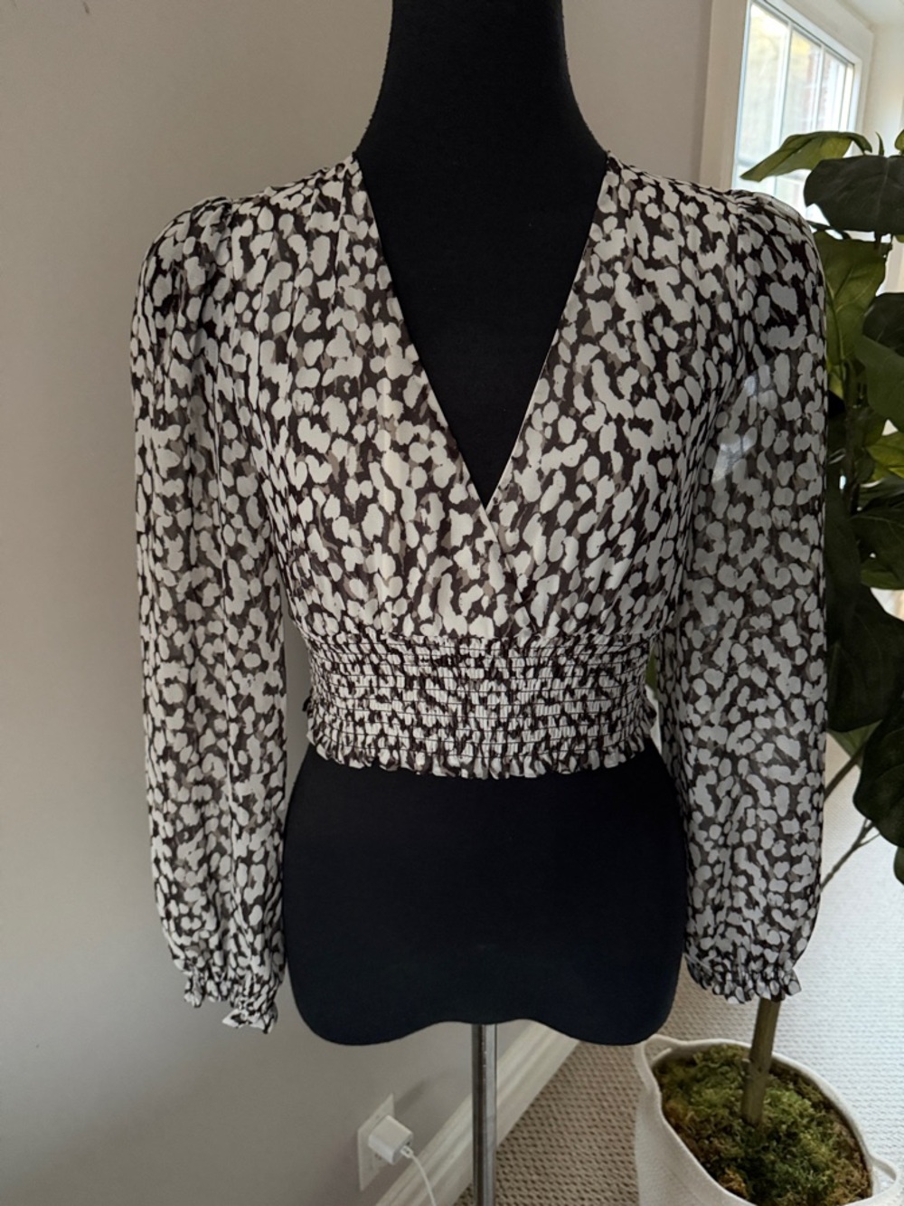 WILFRED ARITZIA BLACK AND WHITE PRINTED V-NECK SMOCKED WAIST BLOUSE